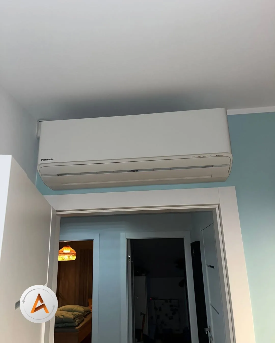 Klimatyzator Panasonic zamontowany nad drzwiami w sypialni